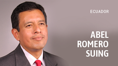 Nombre de Abel Romero Suing sobre una fotografía de su rostro