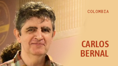 Nombre de Carlos Bernal sobre una fotografía de su rostro