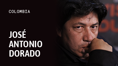 Nombre de José Antonio Dorado sobre una fotografía de su rostro