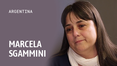 Nombre de Marcela Sgammini sobre una fotografía de su rostro