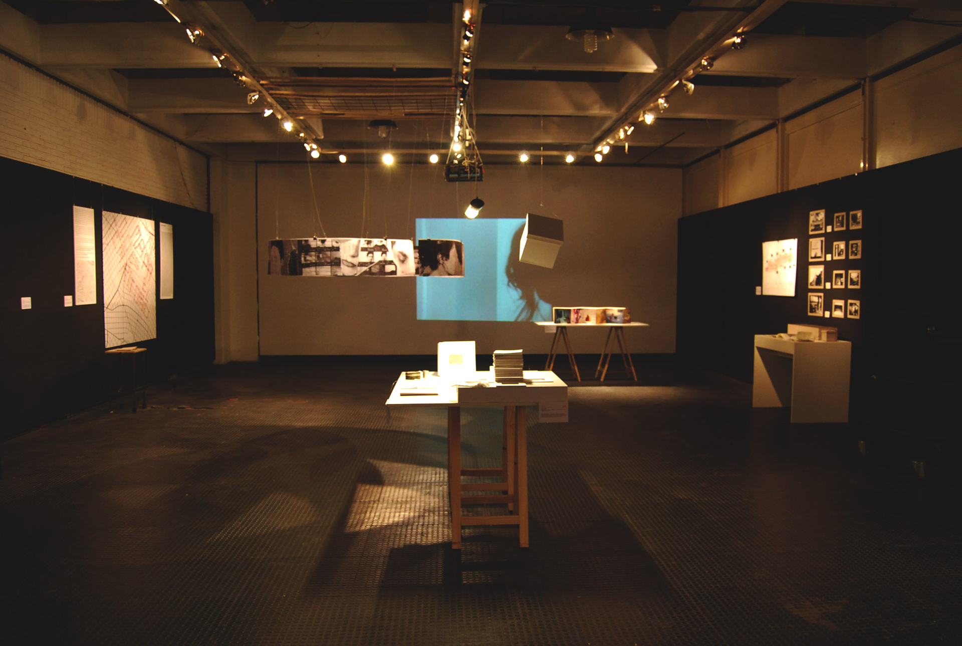 Exposiciones y Curaduría