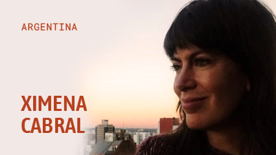 Nombre de Ximena Cabral sobre una fotografía de su rostro