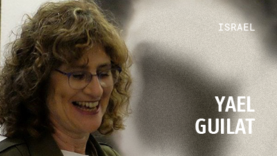 Nombre de Yael Guilat sobre una fotografía de su rostro