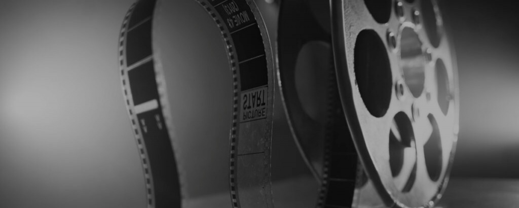 Fotografía a escala de grises de un rollo de película antiguo