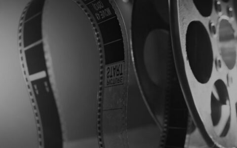 Fotografía a escala de grises de un rollo de película antiguo