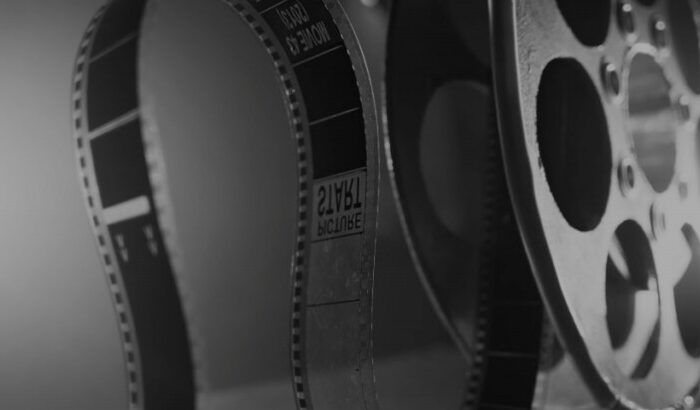 Fotografía a escala de grises de un rollo de película antiguo