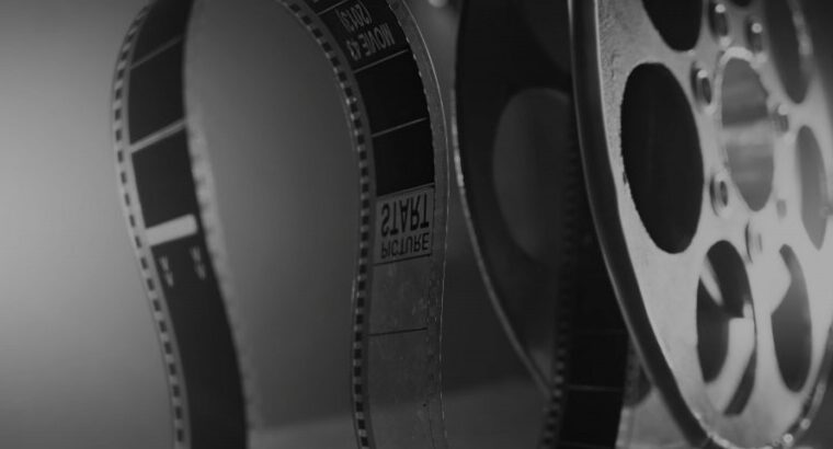 Fotografía a escala de grises de un rollo de película antiguo