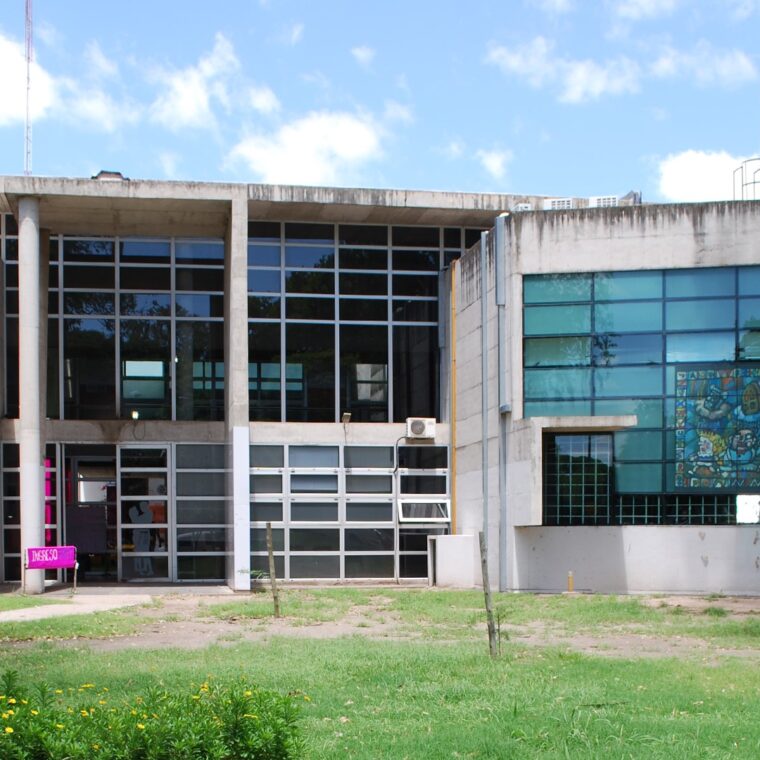 Fotografía del edificio de la FCC de la UNC