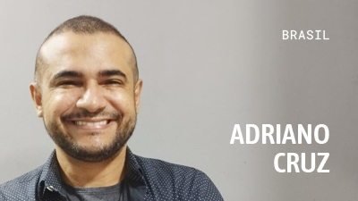 Nombre de Adriano Cruz sobre una fotografía de su rostro