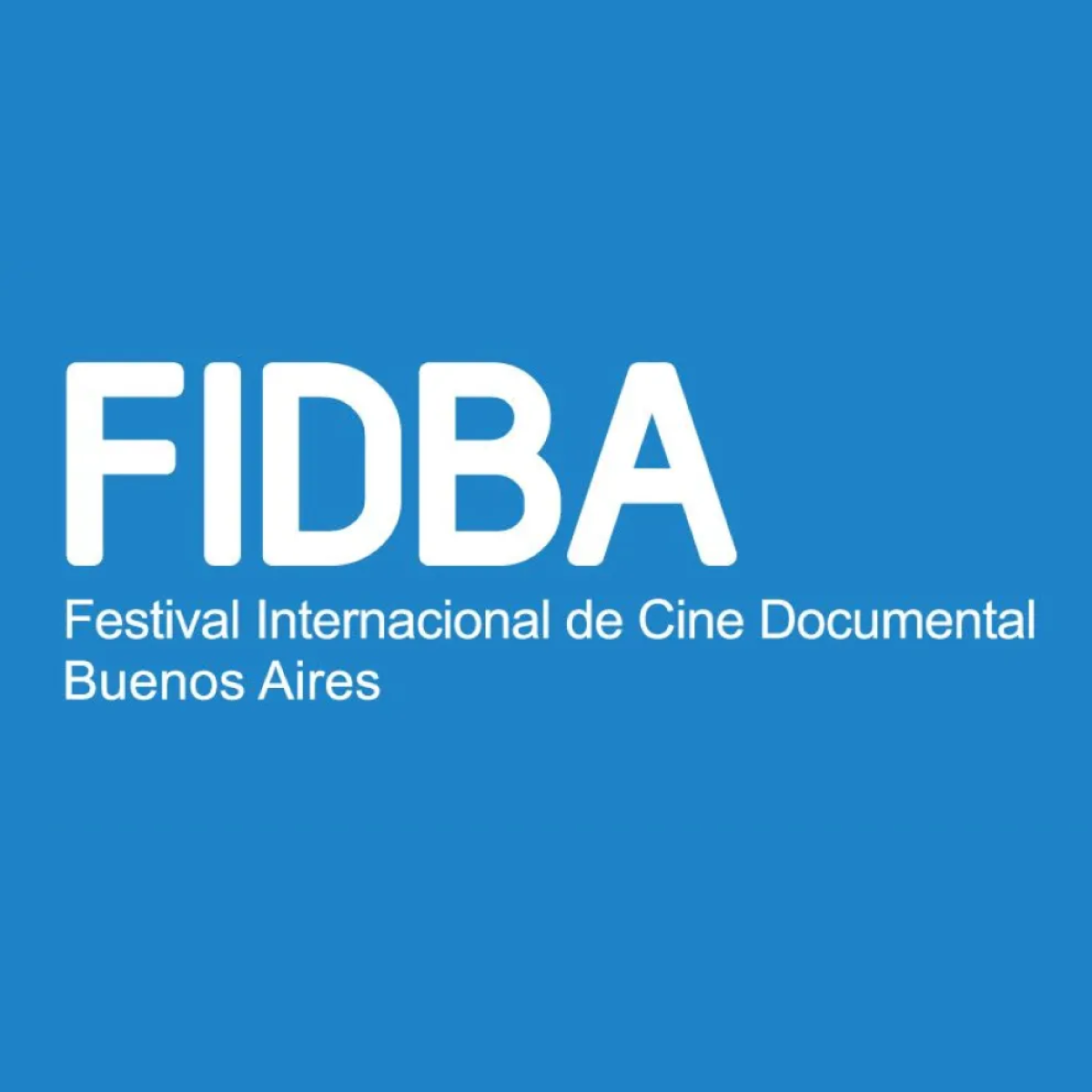 Texto FIDBA – Primer Festival Internacional de Cine Documental Competitivo de Buenos Aires sobre fondo azul