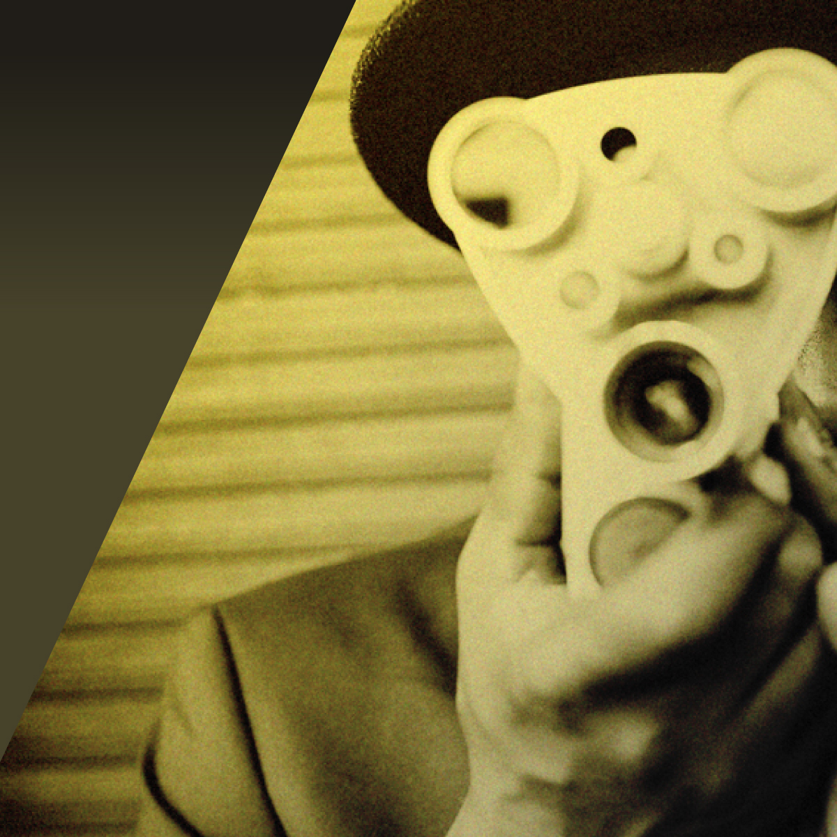 Fotografia a color de un hombre sosteniendo una camara fotografica antigua